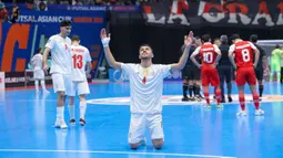 Indonesia pun dipaksa mengakui keunggulan Iran pada laga yang berlangsung di di Indonesia Arena, Kompleks Gelora Bung Karno, Senayan, Jakarta, Sabtu (7/2/2026). Tampak dalam foto, pemain Timnas Futsal Iran merayakan kemenangan usai melawan Indonesia pada final Piala Asia Futsal 2026 di Indonesia Arena, Kompleks Gelora Bung Karno, Senayan, Jakarta, Sabtu (7/2/2026). (Bola.com/Bagaskara Lazuardi)