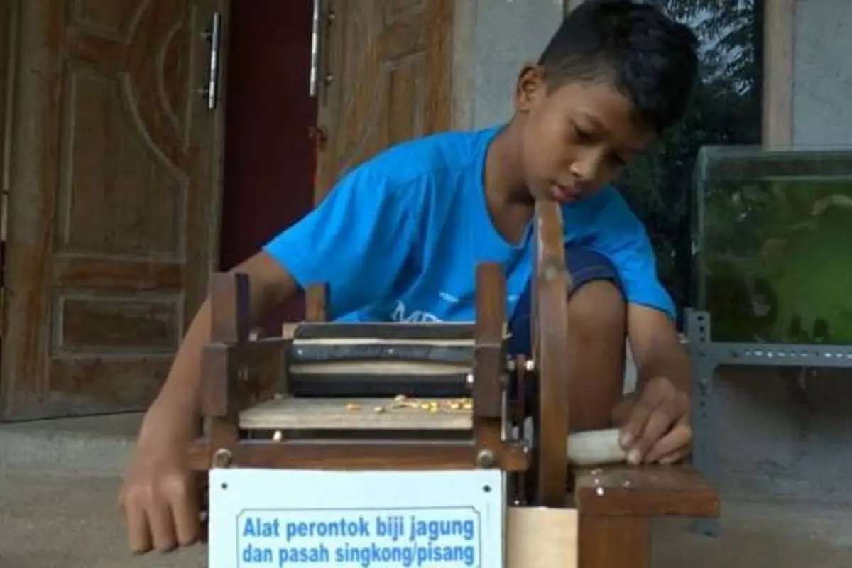 Mantap, Siswa SD Ini Jadi Penemu Mesin Perontok Jagung