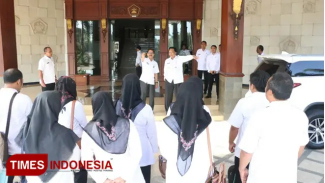 Bupati Gresik Sambari Halim Radianto didampingi Kepala BKD saat menasihati ASN yang terlambat masuk kantor (TIMES Indonesia/Akmal).