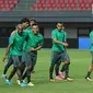 Pemain Timnas Indonesia, Boaz Salossa (tengah) bercanda dengan Benny Wahyudi jelang latihan resmi di Stadion Patriot Candrabhaga, Bekasi (1/9). Timnas Indonesia akan melakoni laga melawan Fiji, Sabtu (2/9). (Liputan6.com/Helmi Fithriansyah)