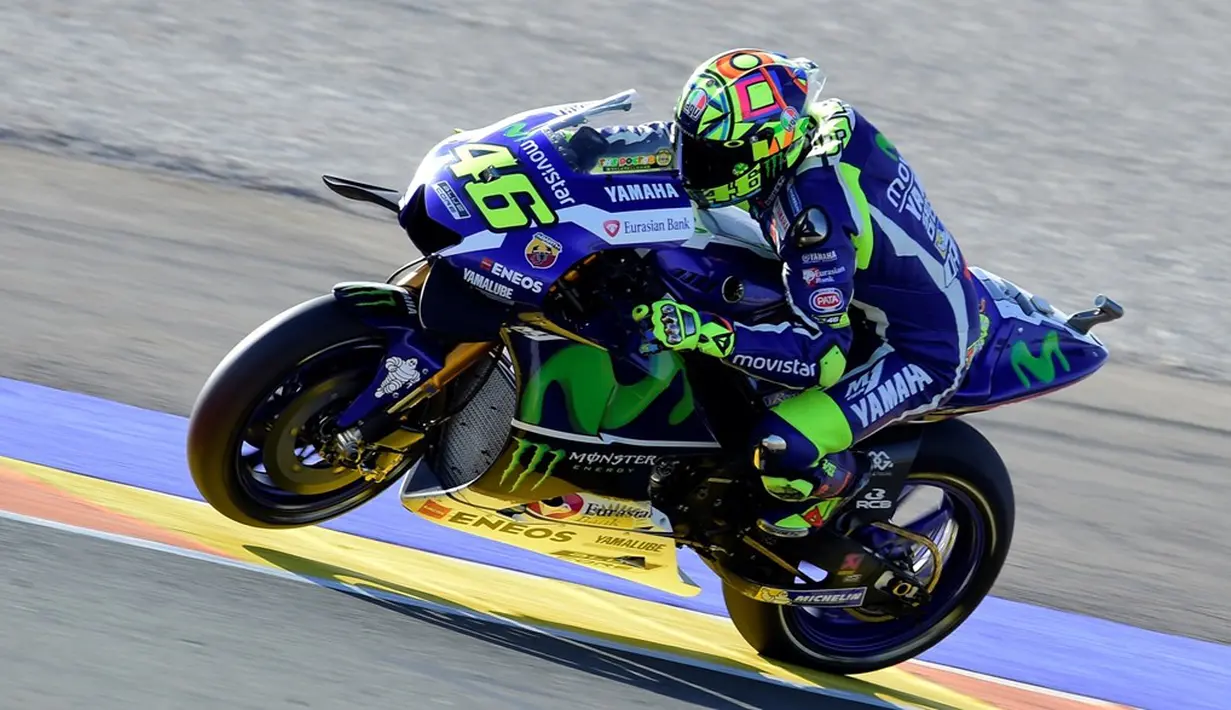Valentino Rossi akan start dari posisi ketiga setelah meraih catatan waktu 1 menit 30,128 detik pada sesi kualifikasi MotoGP Valencia, Sabtu (12/11/2016). (AFP/Jose Jordan)