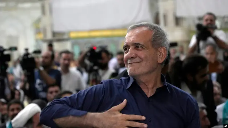 Presiden terpilih Iran Masoud Pezeshkian menyapa pendukungnya di luar Kota Teheran, Iran, pada 6 Juli 2024. (Foto: AP/Vahid Salemi)