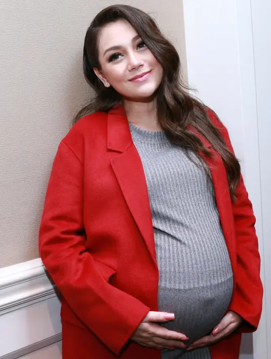 Antusias tinggi menyambut kelahiran buah hatinya itu ternyata tak hanya dirasakan Celine dan Stefan. Namun kedua anak Celine, buah pernikahannya dengan Dirly, juga tidak sabar menanti adiknya lahir. (Nurwahyunan/Bintang.com)