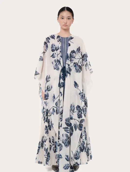 Sedangkan untuk koleksi Eid One-Off 2022 Sapto menggunakan warna-warna yang sudah menjadi ciri khasnya. Pada kesempatan ini ia juga menghadirkan motif baru seperti Primrose, Ukelan Ron, Ukelan Sekar, Banda Neira, Darpana dan Birai Rambat. /Foto: dok Sapto Djojokartiko.