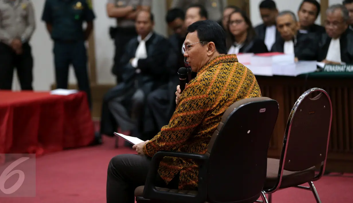 Gubernur DKI Jakarta, Basuki Tjahaja Purnama (Ahok) saat menjalani sidang kasus dugaan penistaan agama di Gedung Kementerian Pertanian, Jakarta, Selasa (25/4). Sidang beragendakan pembacaan pledoi. (Liputan6.com/Kristianto Purnomo/Pool)