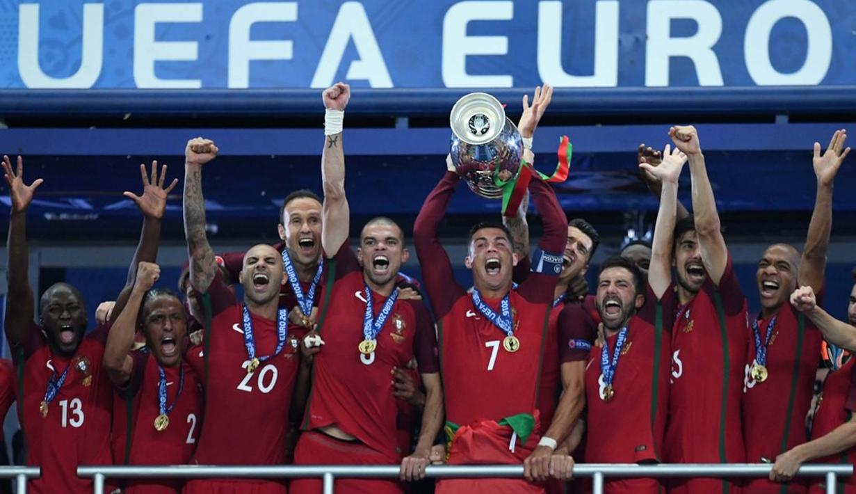 Cristiano Ronaldo bersama Timnas Portugal menjuarai Piala Eropa 2016 setelah mengalahkan Prancis, 1-0. (AFP)