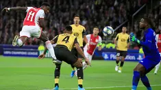Pemain Ajax, Quincy Promes (kiri) mencetak gol lewat sundulan ke gawang Lille yang dijaga kiper Mike Maignan (kanan) pada laga Grup H Liga Champions di Amsterdam, Belanda, Selasa (17/9/2019). Ajax memuncaki klasemen Grup H Liga Champions usai mengalahkan Lille 3-0. (AP Photo/Peter Dejong)