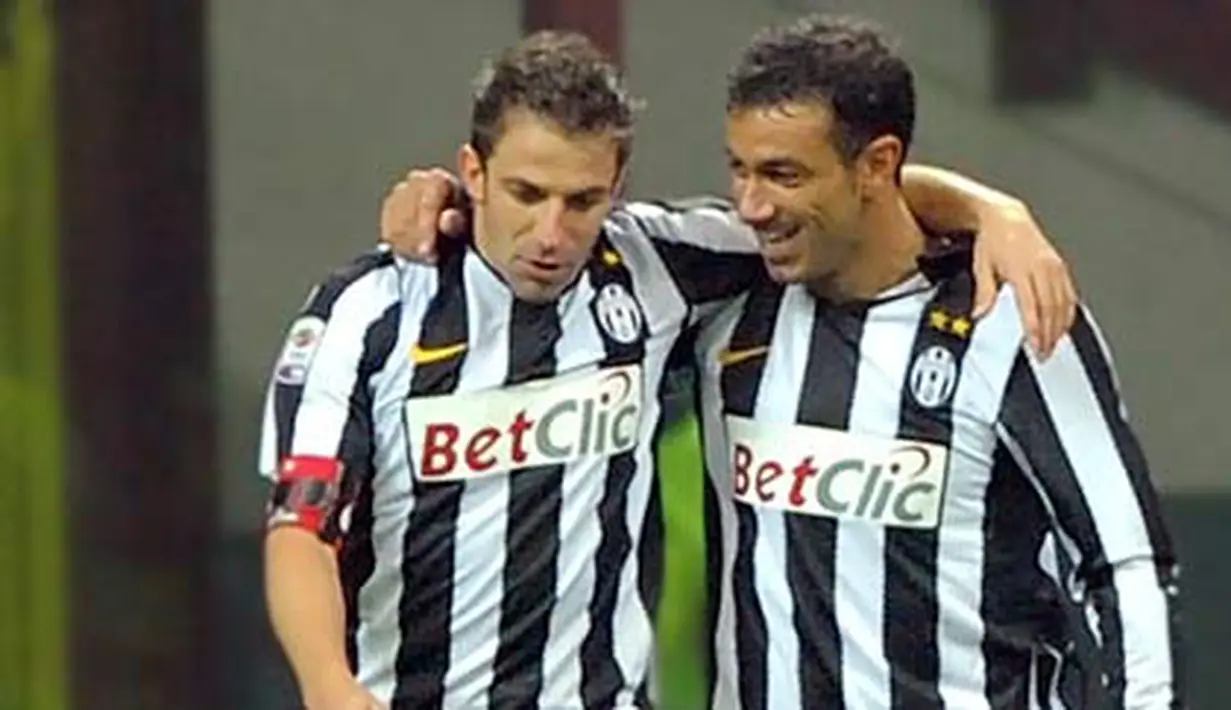 Alessandro Del Piero (kiri) dan Fabio Quagliarella, dua pencetak gol kemenangan Juventus atas AC Milan pada partai lanjutan Serie A di San Siro, 30 Oktober 2010. AFP PHOTO/GIUSEPPE CACACE