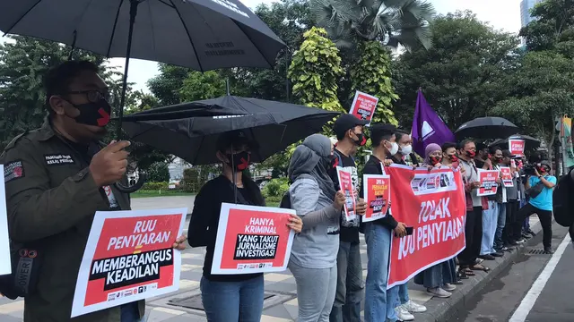 Puluhan massa yang tergabung dalam Koalisi Masyarakat dan Pers (Kompres) menggelar aksi damai menolak revisi Rancangan Undang-undang (RUU) penyiaran di Surabaya. (Dian Kurniawan/Liputan6.com)
