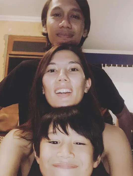Tak jarang, Sarah membagikan momen kebersamaannya bersama sang suami dan anak. Pasangan ini telah dikaruniai seorang putra yang tampan bernama El Pitu Candra. (Liputan6.com/IG/@sarahcandra)
