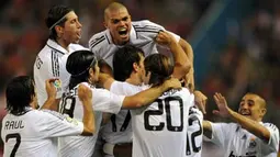 Real Madrid's Dutch striker Ruud Van Nistelrooy is surrounded by teammates after scoring against Atletico Madrid during a Spanish league match at Vicente Calderon stadium in Madrid on October 18, 2008. AFP PHOTO/PHILIPPE DESMAZES 