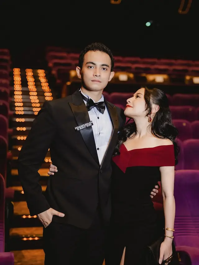 Potret Romantis Prilly Latuconsina dan Omara Esteghlal di Premiere Film Terbaru, Tampil Serasi dengan Busana Klasik