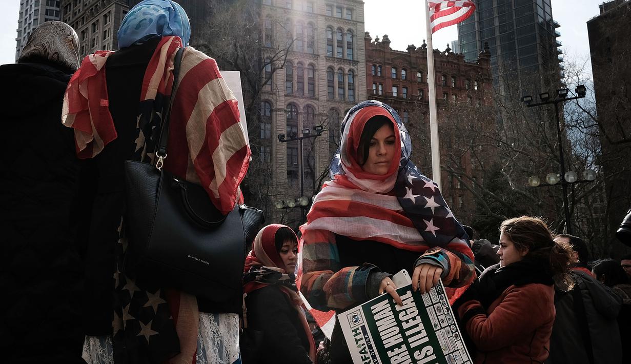 Sejumlah wanita merayakan Hari Hijab Sedunia di Balai Kota, New York, Rabu (1/2).Peringatan yang dimulai pada 2013 lalu ini mengajak seluruh wanita, baik muslim atau nonmuslim untuk mengenakan hijab selama satu hari. (Spencer Platt / Getty Images / AFP)