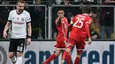 Gelandang Bayern Munchen Thiago Alcantara merayakan golnya saat melawan Besiktas dalam pertandingan Liga Champions leg kedua di stadion Vodafone Arena di Istanbul (14/3). Gol ini merupakan yang ke-100 bagi Thiago di Bayern Munchen. (AFP/Ozan Kose)