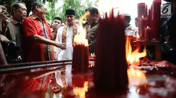 Wakil Gubernur DKI, Sandiaga Uno mengunjungi altar tempat menyimpan lilin besar sebagai perayaan ibadah di Vihara Dharma Bakti, Jakarta Barat, Jumat (16/2). Kehadiran Sandi guna merayakan Imlek bersama masyarakat Tionghoa. (Liputan6.com/Gempur M Surya)