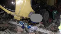 Sopir truk yang mendadak nyelonong terseret beberapa meter karena berada di bawah truk. (Liputan6.com/Panji Prayitno)
