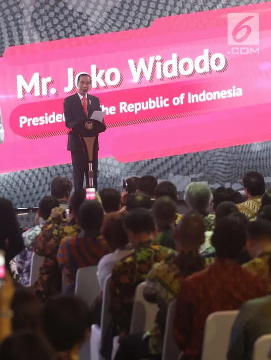 Presiden Jokowi memberi sambutan pada peresmian ekspor perdana Mitsubishi Xpander di IPC Car Terminal, Cilincing, Jakarta, Rabu (25/4). PT Mitsubishi Motors Krama Yudha Sales Indonesia mulai melakukan ekspor Mitsubishi Xpander. (Liputan6.com/Angga Yuniar)