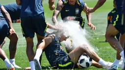 Ekspresi pemain sepak bola Brasil, Coutinho saat diceploki telur dan tepung oleh rekan-rekannya dalam sesi latihan jelang Piala Dunia 2018 di Sochi, Rusia, Selasa (12/6). (Nelson Almeida/AFP)
