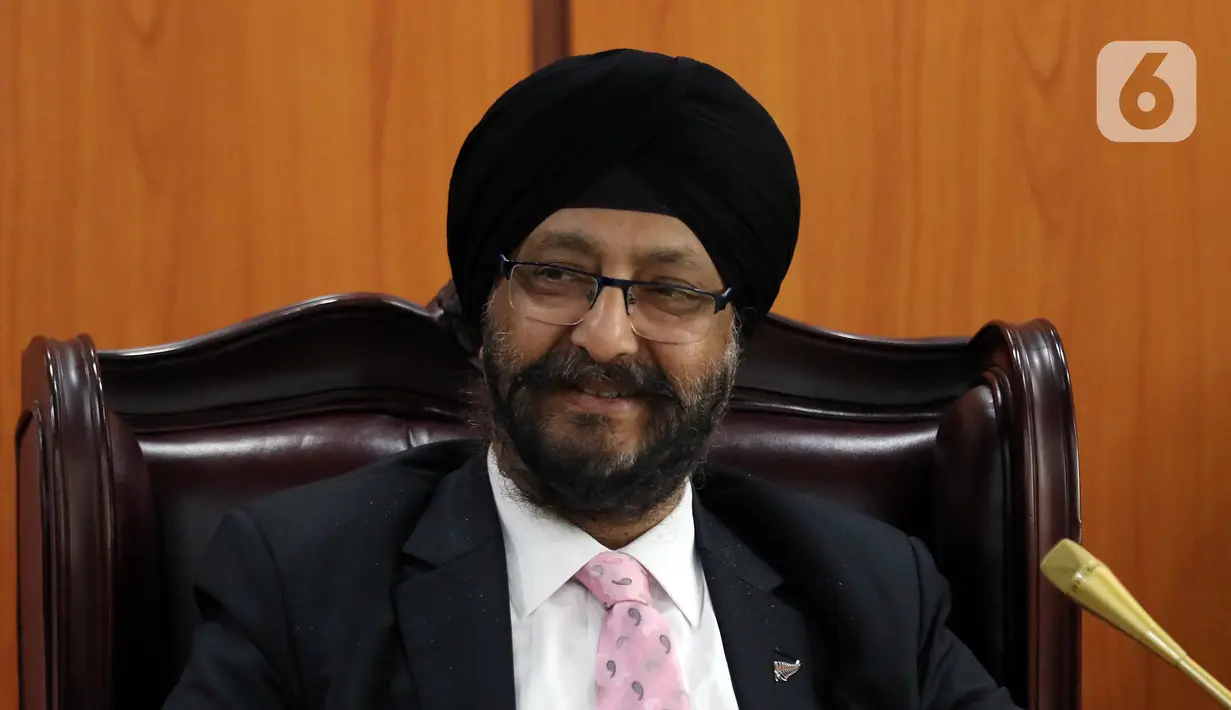 Anggota Parlemen Manukau Timur, Selandia Baru, Kanwaljit Singh Bakshi saat menggelar pertemuan dengan pimpinan DPD di Kompleks Parlemen, Jakarta, Selasa (19/11/2019). Pertemuan itu untuk meningkatkan hubungan antara DPD dua negara. (Liputan6.com/JohanTallo)