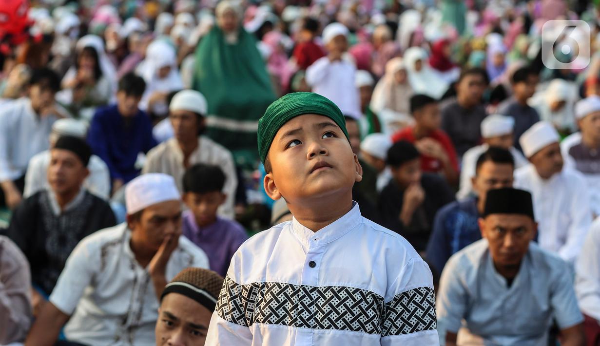 Pelaksanaan Salat Idul Fitri 1444 Hijriyah yang diikuti oleh ribuan umat muslim ini di pimpin oleh Khatib Andi Hadiyanto dan di Imami oleh Muhammad Ardiansyah. (Liputan6.com/Johan Tallo)