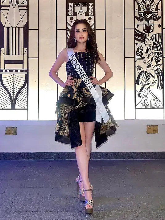 Momen lain memperlihatkan Fabienne mengenakan batik patterned dress yang elegan rancangan @catherinenjoo @catherinenjoocouture. Well, mana yang jadi favoritmu, Sahabat Fimela? [@fabienne_fng]