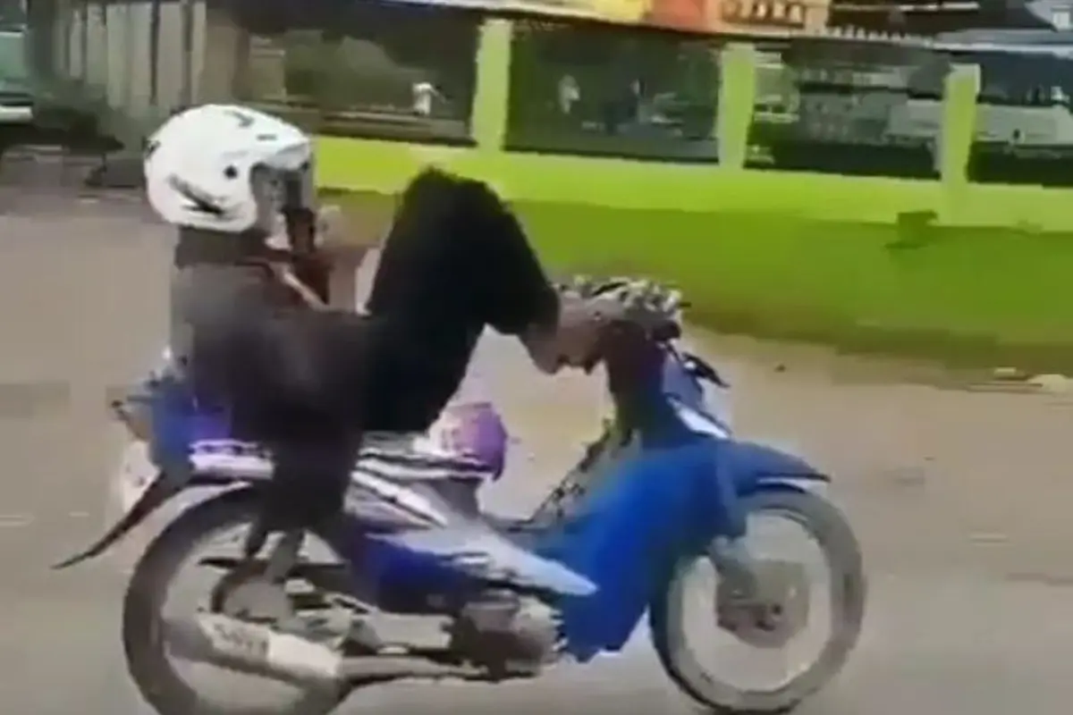 Bukan Pakai Tangan, Lihat Cara Pria Ini Mengendarai Motornya