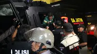 Umpatan dan Jari Tengah Aremania ke Arah Rantis Persebaya