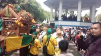 Ribuan warga Garut tumpah ruah menikmati even kegiatan pesona budaya Garut 2019 di Alun-alun Garut (Liputan6.com/Jayadi Supriadin)