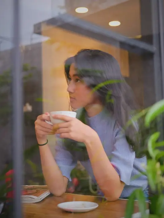 Keisya Valeronka memang sedang naik daun usai menjadi kontestan Indonesian Idol. Dengan gaya penampilan rambut panjangnya, Keisya memang terlihat begitu menawan. Apalagi saat candid berada di salah satu sudut kafe. (Liputan6.com/IG/@keisyalevronka)