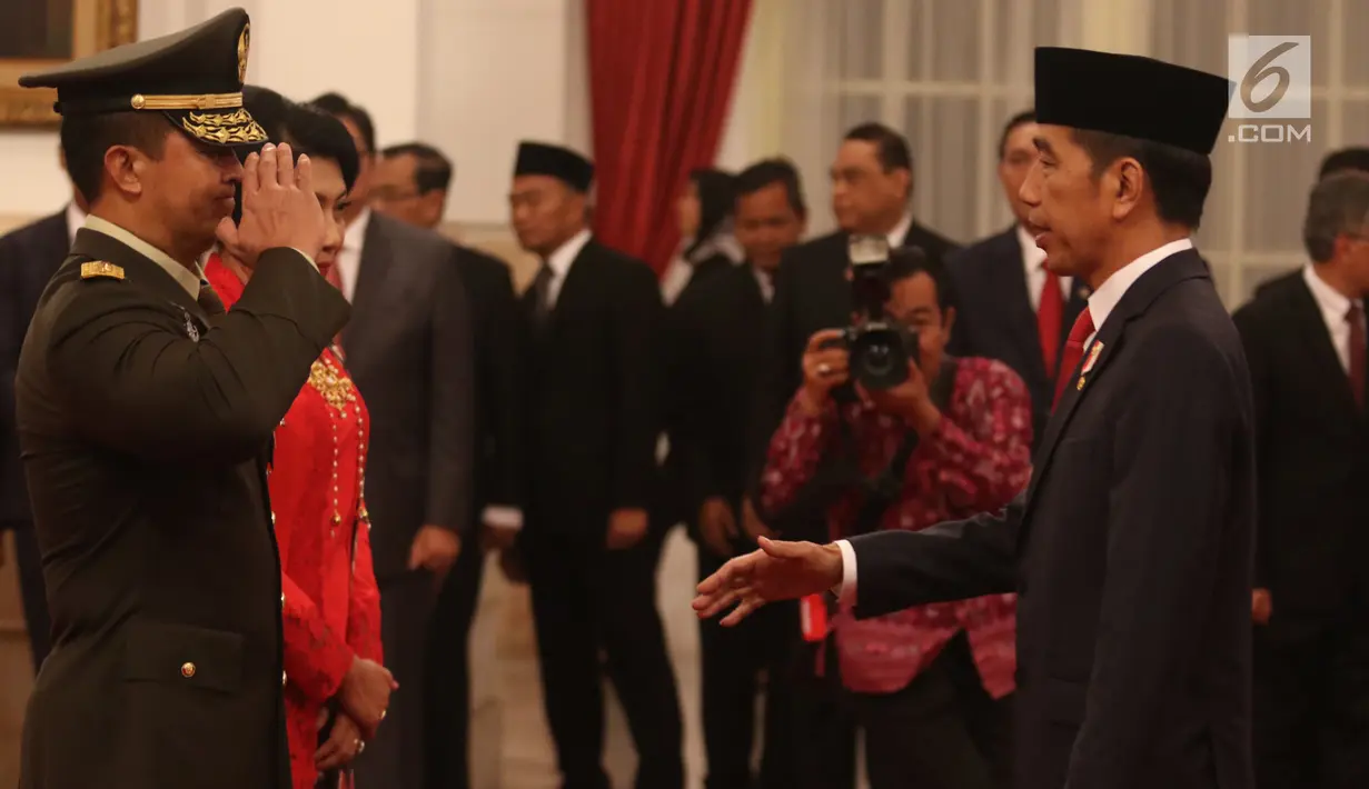 Presiden Jokowi memberikan ucapan selamat setelah pelantikan Letjen Andika Perkasa sebagai Kepala Staf TNI Angkatan Darat (KSAD) di Istana Kepresidenan, Kamis (22/11). Andika menggantikan Jenderal TNI Mulyono yang akan pensiun. (Liputan6.com/Angga Yuniar)