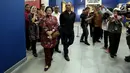 Presiden Indonesia ke-5 Megawati Soekarnoputri berkeliling melihat lukisan koleksi Istana Kepresidenan di Galeri Nasional, Jakarta, Kamis (10/8). Megawati nampak antusias mendengarkan penjelasan dari Kurator seni. (Liputan6.com/Johan Tallo)