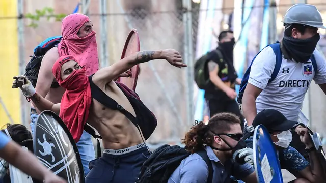 Ketapel hingga Raket Tenis Jadi Senjata Demonstran di Chile