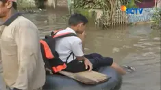 Warga di tiga kecamatan di Bandung memilih tetap beraktivitas walau harus menerjang banjir dengan berjalan kaki, menaiki perahu atau ban.