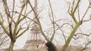 Pasangan yang mulai berkencan pada 2020 itu tampil romantis dengan outfit musim dingin serba hitam [@thebestphotoparis]
