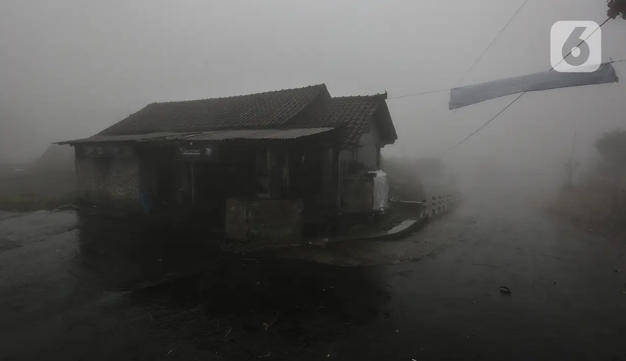 Suasana di Pos Pantau Merapi Induk Balerante, Kemalang, Klaten, Jawa Tengah, Jumat (20/11/2020). BPPTKG belum bisa mengetahui kecepatan pergerakan magma Gunung Merapi. (Liputan6.com/Johan Tallo)