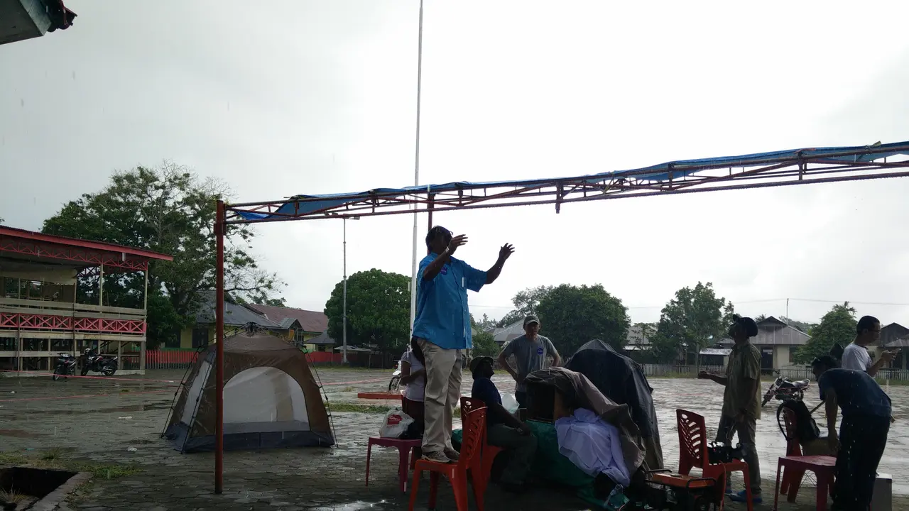  Hujan deras mendadak mengguyur Kota Maba, Maluku Utara menjelang Gerhana Matahari Total.