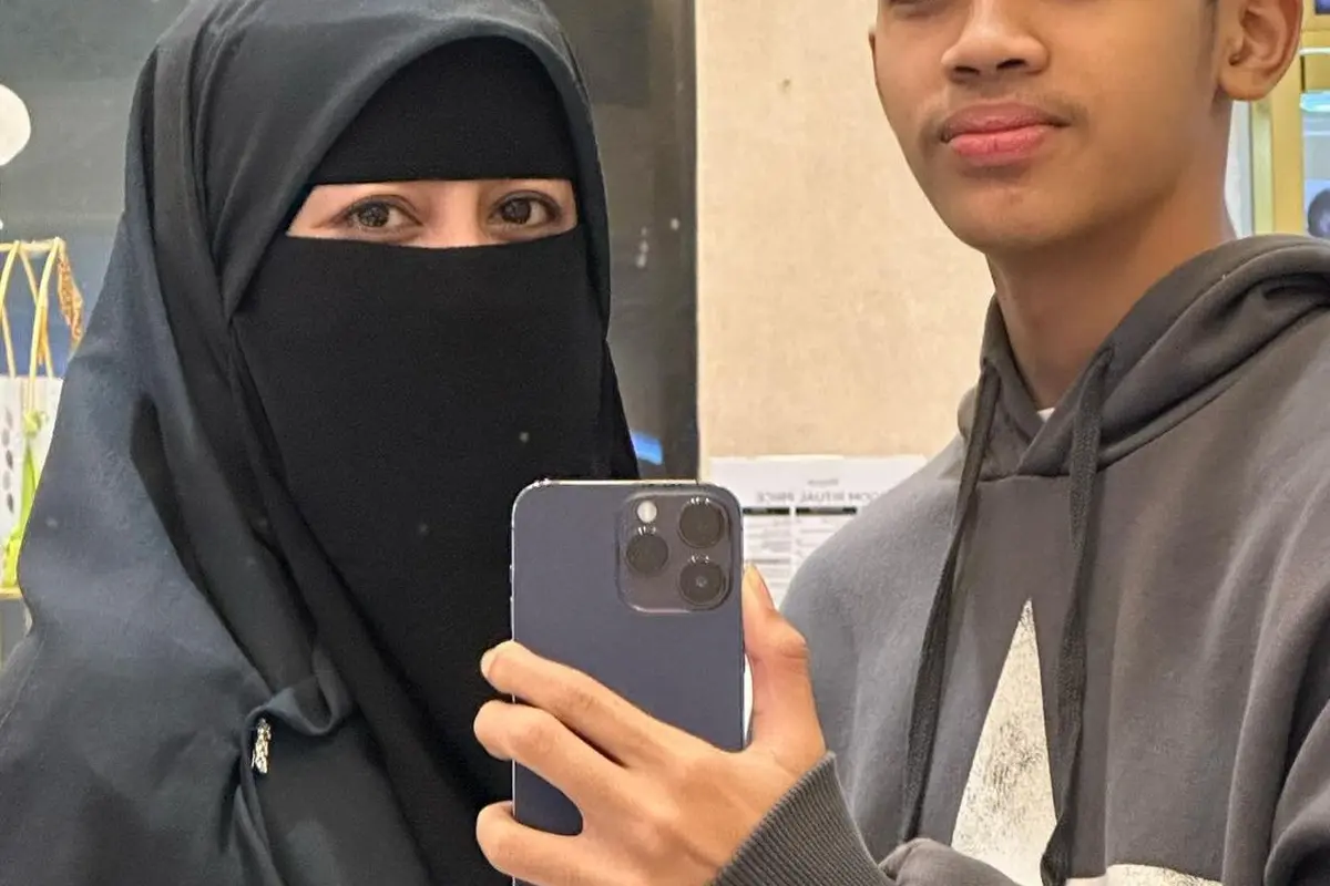 Potret Umi Pipik Temani Putra Bungsu Potong Rambut, Attaya Bilal Jadi Makin Tampan dengan Potongan Undercut