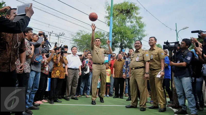 20160203-Ahok Lempar Bola saat Resmikan RPTRA Krendang