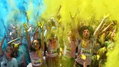 Peserta lomba bergembira saat disiram bubuk warna-warni saat mengikuti Kyiv Color Run di Kiev, Ukraina, Minggu (10/6). The Color Run diluncurkan dan diselenggarakan pertama kali pada Januari 2012 di Amerika Serikat. (AFP PHOTO/Sergei SUPINSKY)