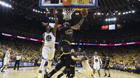 Forward Cleveland Cavaliers, LeBron James, memasukkan bola pada gim 5 final NBA 2017 melawan Golden State Warriors di Oracle Arena, Selasa (13/6/2017) siang WIB. Cavaliers kalah 120-129 dan menyerah 1-4. (AP Photo/Kyle Terada)