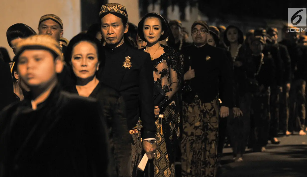 Sejumlah abdi dalem serta kerabat melakukan laku bisu dalam ritual Kirab Pusaka Pura Mangkunegaran menyambut Satu Syuro di Solo, Sabtu (31/8/2019) malam. Ritual tersebut merupakan tradisi setiap memasuki tahun baru Islam. (merdeka.com/Iqbal S Nugroho)