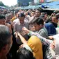 Usai mengunjungi kediaman Habib Abdullah, Jokowi langsung blusukan ke Pasar Anyar, Bogor, Sabtu (7/6/14). (Liputan6.com/Herman Zakharia)