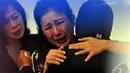 Kesedihan keluarga penumpang dikarenakan sampai saat ini pesawat AirAsia QZ8501 belum di temukan, Surabaya, Jawa Timur, Senin (29/12). (Liputan6.com/Johan Tallo)