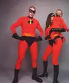 Justin dan Hailey Bieber membagikan foto-foto Halloween keluarga mereka bersama putra mereka, Jack Blues Bieber. Mereka berdandan layaknya keluarga dari film animasi The Incredibles, dengan Hailey sebagai Elastigirl, Justin sebagai Mr. Incredible, dan Jack sebagai Jack-Jack. Mereka semua mengenakan baju merah dan hitam yang serasi dengan logo superhero dan topeng hitam. [@lilbieber]