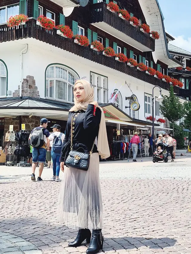 Putuskan Berhijab, Ini 6 Potret Istri Arif 'Mak Beti' yang Memesona
