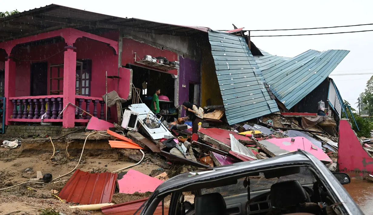 Jumlah korban tewas akibat banjir besar di Malaysia meningkat menjadi enam orang, dengan dua kematian tambahan dilaporkan pada Senin (2/11/2024). (MOHD RASFAN/AFP)