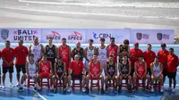 Skuad Bali United Basketball berfoto bersama dengan latar belakang Pantai Kuta. (Maheswara Putra/Bola.com)