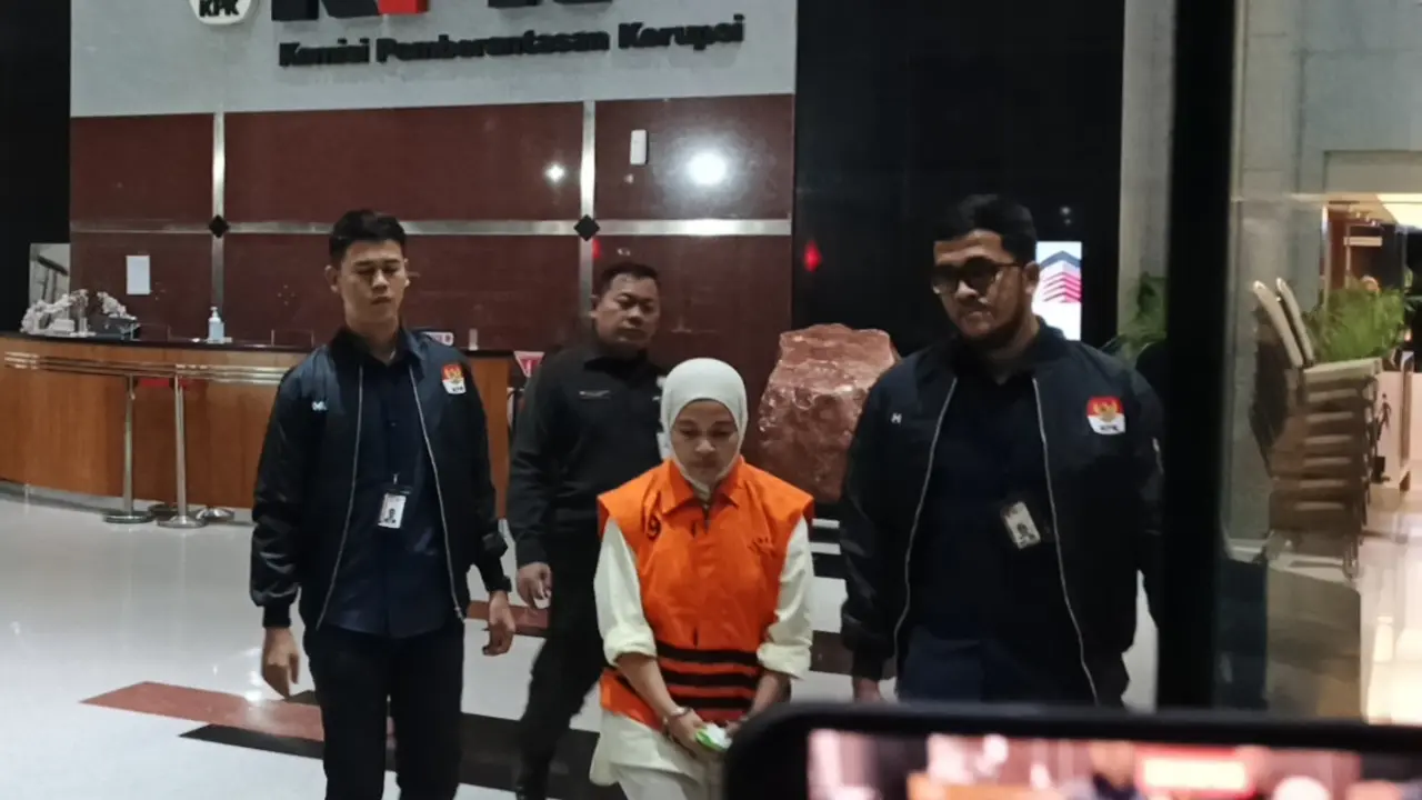 Komisi Pemberantasan Korupsi (KPK) menahan Direktur PT Millenium Solusi Abadi, Fika Nur Alawi terkait kasus suap Bupati Muara Enim. (Liputan6.com/Dimas)