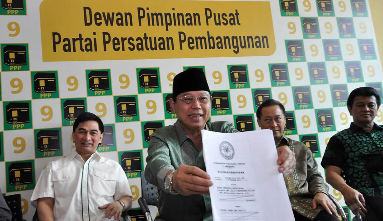 PPP kubu Suryadharma Ali dan Djan Faridz menunjukan hasil putusan PTUN, Jakarta, Minggu (9/11/2014). (Liputan6.com/Miftahul Hayat)