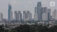 Deretan gedung bertingkat tersamar kabut polusi udara di Jakarta, Selasa (20/4/2021). Berdasarkan data "World Air Quality Index" pada Selasa (20/4) pukul 10.00 WIB tingkat polusi udara di Jakarta berada pada angka 174. (Liputan6.com/Johan Tallo)